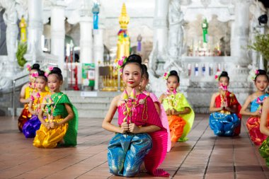 Tayland, Nan: 15 Kasım 2024 - Wat Ming Muang 'ın önünde geleneksel Tayland Dansı.  