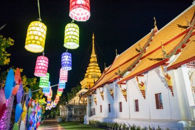 Tayland, Nan: 15 Kasım 2024 - Kuzey Tayland 'da Nan şehrindeki Wat Changkham Worawihan' da Loy Krathong dekorasyonu.  
