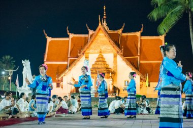  Tayland, Nan: 15 Kasım 2024 - Wat Phumin 'in önündeki geleneksel Tayland Dansı Kuzey Tayland' daki Nan Eyaleti. 