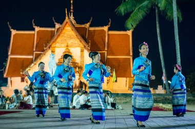  Tayland, Nan: 15 Kasım 2024 - Wat Phumin 'in önündeki geleneksel Tayland Dansı Kuzey Tayland' daki Nan Eyaleti. 