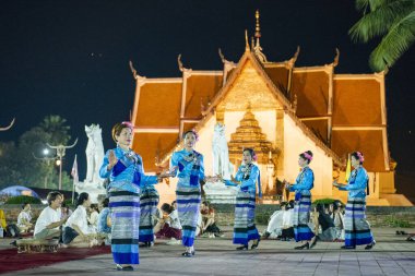  Tayland, Nan: 15 Kasım 2024 - Wat Phumin 'in önündeki geleneksel Tayland Dansı Kuzey Tayland' daki Nan Eyaleti. 
