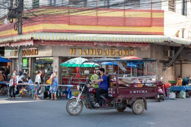 Tayland, Nan, 16 Kasım 2024 - Kuzey Tayland 'ın Nan ilindeki Nan şehrindeki Market' te bir yol.  