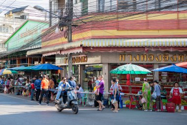 Tayland, Nan, 16 Kasım 2024 - Kuzey Tayland 'ın Nan ilindeki Nan şehrindeki Market' te bir yol.  