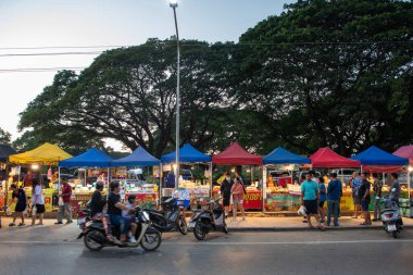 Tayland, Nan: 21 Kasım 2024 - Kuzey Tayland 'da Nan şehrindeki Wat Suan Tan' da Gece Gıda Pazarı.  