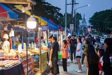 Tayland, Nan: 21 Kasım 2024 - Kuzey Tayland 'da Nan şehrindeki Wat Suan Tan' da Gece Gıda Pazarı.  