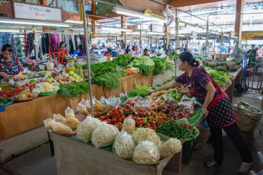 Tayland, Nan: 16 Kasım 2024 - Kuzey Tayland 'ın Nan ilindeki Gıda Pazarında Sebze.  