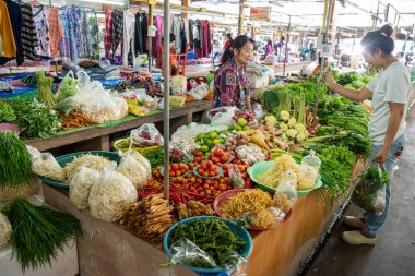 Tayland, Nan: 16 Kasım 2024 - Kuzey Tayland 'ın Nan ilindeki Gıda Pazarında Sebze.  