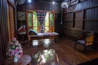 Tayland, Nan: 16 Kasım 2024 - Kuzey Tayland 'ın Nan ilindeki Noble House Museum' da yatak odası.