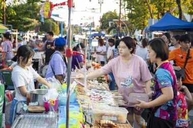 Tayland, Nan: 16 Kasım 2024 - Tayland 'daki Gece Pazarı ve Kuzey Tayland' daki Nan İli 'ndeki Tayland Sokak Gıda Dükkanı.  