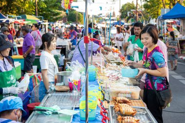 Tayland, Nan: 16 Kasım 2024 - Tayland 'daki Gece Pazarı ve Kuzey Tayland' daki Nan İli 'ndeki Tayland Sokak Gıda Dükkanı.  