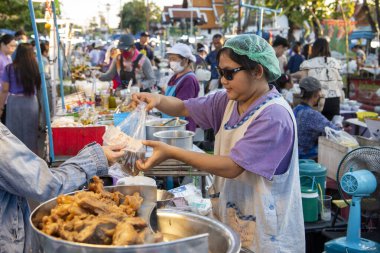 Tayland, Nan: 16 Kasım 2024 - Tayland 'daki Gece Pazarı ve Kuzey Tayland' daki Nan İli 'ndeki Tayland Sokak Gıda Dükkanı.  