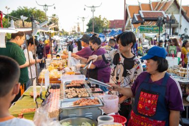 Tayland, Nan: 16 Kasım 2024 - Tayland 'daki Gece Pazarı ve Kuzey Tayland' daki Nan İli 'ndeki Tayland Sokak Gıda Dükkanı.  