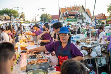 Tayland, Nan: 16 Kasım 2024 - Wat Phumin 'deki Gece Pazarı' nda Sokak Yemekleri ve Kuzey Tayland 'daki Nan Eyaleti.