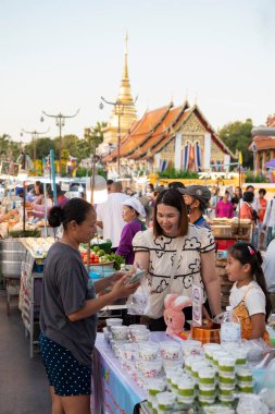 Tayland, Nan: 16 Kasım 2024 - Wat Worawihan 'daki Gece Marketinde Sokak Yemekleri ve Kuzey Tayland' daki Nan Eyaleti.  