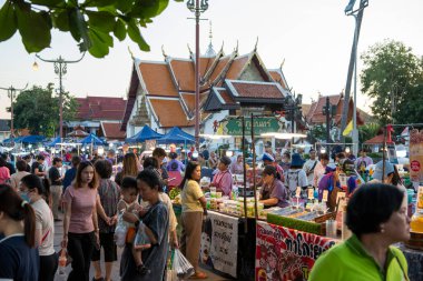 Tayland, Nan: 16 Kasım 2024 - Wat Phumin 'deki Gece Pazarı' nda Sokak Yemekleri ve Kuzey Tayland 'daki Nan Eyaleti.