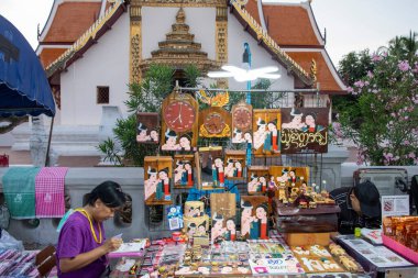 Tayland, Nan: 15 Kasım 2024 - Kuzey Tayland 'da Nan şehrinde ve şehirde Aşkın Fısıltısı figür ve orijinal olmayan resim. 