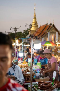 Tayland, Nan: 16 Kasım 2024 - Tayland 'daki Gece Pazarı ve Kuzey Tayland' daki Nan İli 'ndeki Tayland Sokak Gıda Dükkanı.  