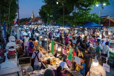 Tayland, Nan: 16 Kasım 2024 - Tayland 'daki Gece Pazarı ve Kuzey Tayland' daki Nan İli 'ndeki Tayland Sokak Gıda Dükkanı.  