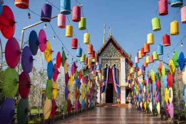 Tayland, Nan: 12 Kasım 2024 - Kuzey Tayland 'da Nan şehrindeki Wat Changkham Worawihan' da Loy Krathong dekorasyonu.  