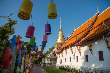 Tayland, Nan: 12 Kasım 2024 - Kuzey Tayland 'da Nan şehrindeki Wat Changkham Worawihan' da Loy Krathong dekorasyonu.  