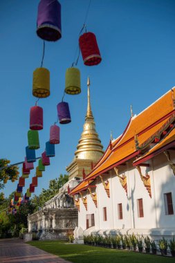 Tayland, Nan: 12 Kasım 2024 - Kuzey Tayland 'da Nan şehrindeki Wat Changkham Worawihan' da Loy Krathong dekorasyonu.  