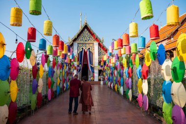 Tayland, Nan: 12 Kasım 2024 - Kuzey Tayland 'da Nan şehrindeki Wat Changkham Worawihan' da Loy Krathong dekorasyonu.  