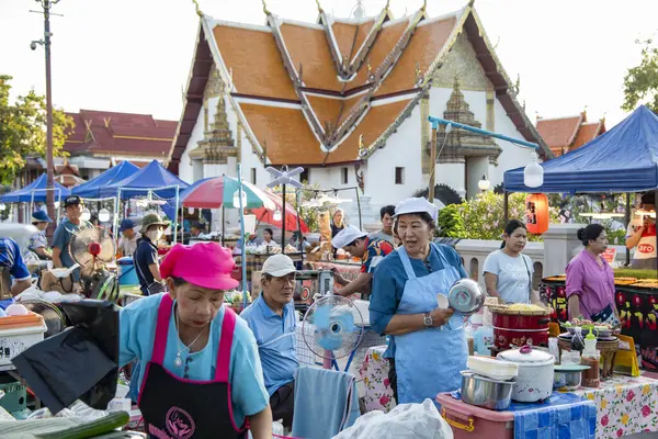 Tayland, Nan: 15 Kasım 2024 - Wat Phumin 'deki Gece Pazarı' nda Sokak Yemekleri ve Kuzey Tayland 'daki Nan Eyaleti. 