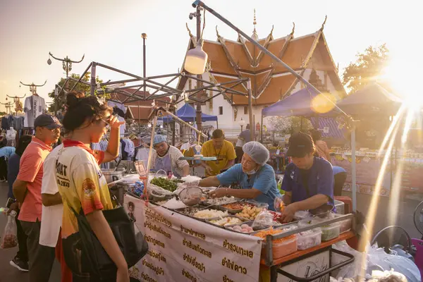 Tayland, Nan: 15 Kasım 2024 - Wat Phumin 'deki Gece Pazarı' nda Sokak Yemekleri ve Kuzey Tayland 'daki Nan Eyaleti. 