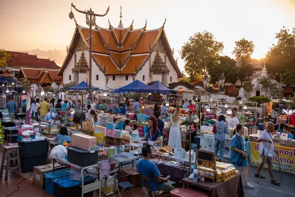 Tayland, Nan: 15 Kasım 2024 - Wat Phumin 'deki Gece Pazarı' nda Sokak Yemekleri ve Kuzey Tayland 'daki Nan Eyaleti. 