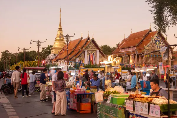 Tayland, Nan: 15 Kasım 2024 - Wat Worawihan 'daki Gece Marketinde Sokak Yemekleri ve Kuzey Tayland' daki Nan Eyaleti.  