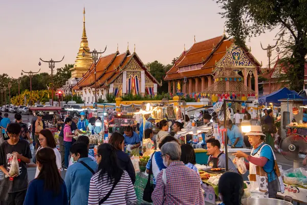 Tayland, Nan: 15 Kasım 2024 - Wat Worawihan 'daki Gece Marketinde Sokak Yemekleri ve Kuzey Tayland' daki Nan Eyaleti.  