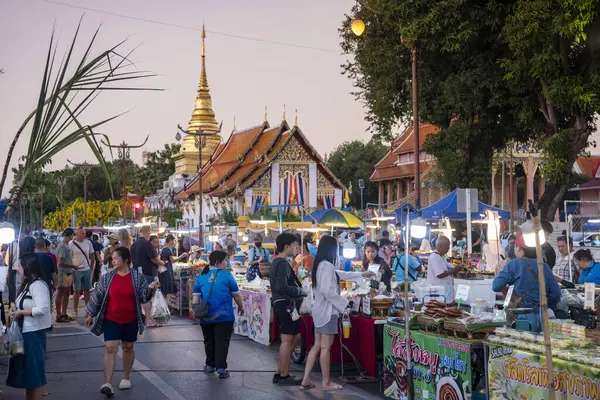 Tayland, Nan: 15 Kasım 2024 - Wat Worawihan 'daki Gece Marketinde Sokak Yemekleri ve Kuzey Tayland' daki Nan Eyaleti.  