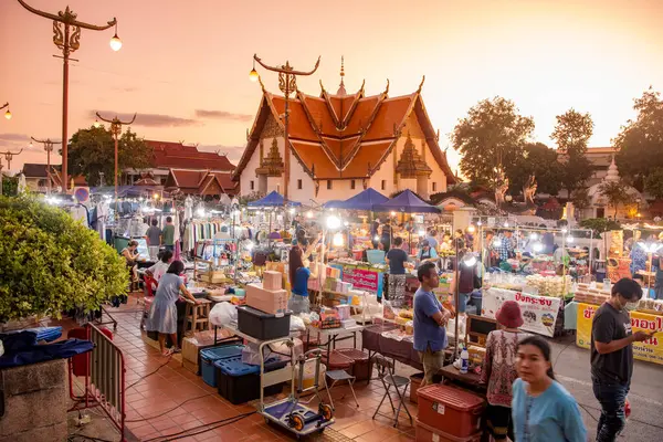 Tayland, Nan: 15 Kasım 2024 - Wat Phumin 'deki Gece Pazarı' nda Sokak Yemekleri ve Kuzey Tayland 'daki Nan Eyaleti. 