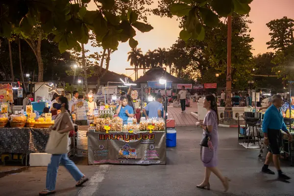 Tayland, Nan: 15 Kasım 2024 - Tayland 'daki Gece Pazarı ve Kuzey Tayland' daki Nan İli 'ndeki Tayland Sokak Gıda Dükkanı.  