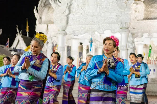 Tayland, Nan: 15 Kasım 2024 - Wat Ming Muang 'ın önünde geleneksel Tayland Dansı.  