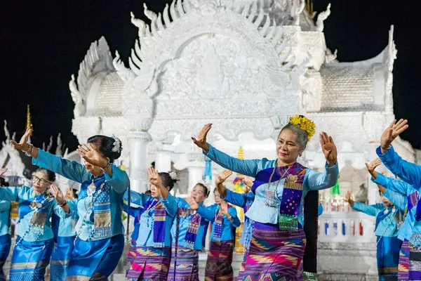 Tayland, Nan: 15 Kasım 2024 - Wat Ming Muang 'ın önünde geleneksel Tayland Dansı.  