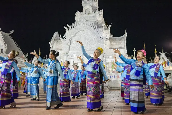 Tayland, Nan: 15 Kasım 2024 - Wat Ming Muang 'ın önünde geleneksel Tayland Dansı.  