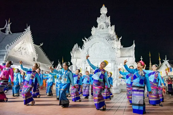 Tayland, Nan: 15 Kasım 2024 - Wat Ming Muang 'ın önünde geleneksel Tayland Dansı.  
