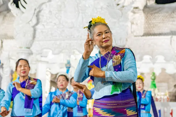 Tayland, Nan: 15 Kasım 2024 - Wat Ming Muang 'ın önünde geleneksel Tayland Dansı.  