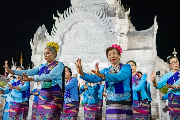 Tayland, Nan: 15 Kasım 2024 - Wat Ming Muang 'ın önünde geleneksel Tayland Dansı.  