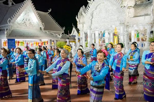 Tayland, Nan: 15 Kasım 2024 - Wat Ming Muang 'ın önünde geleneksel Tayland Dansı.  