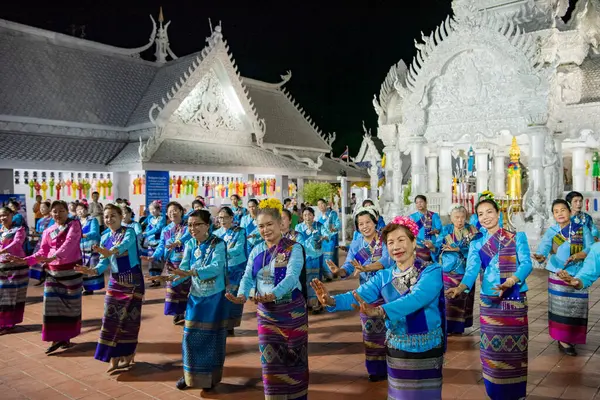 Tayland, Nan: 15 Kasım 2024 - Wat Ming Muang 'ın önünde geleneksel Tayland Dansı.  