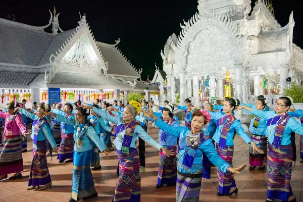Tayland, Nan: 15 Kasım 2024 - Wat Ming Muang 'ın önünde geleneksel Tayland Dansı.  
