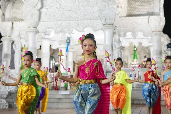 Tayland, Nan: 15 Kasım 2024 - Wat Ming Muang 'ın önünde geleneksel Tayland Dansı.  