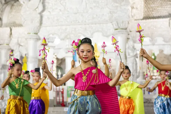 Tayland, Nan: 15 Kasım 2024 - Wat Ming Muang 'ın önünde geleneksel Tayland Dansı.  