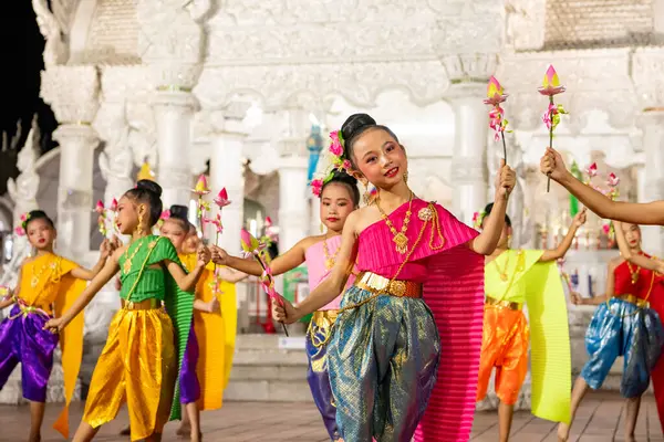 Tayland, Nan: 15 Kasım 2024 - Wat Ming Muang 'ın önünde geleneksel Tayland Dansı.  