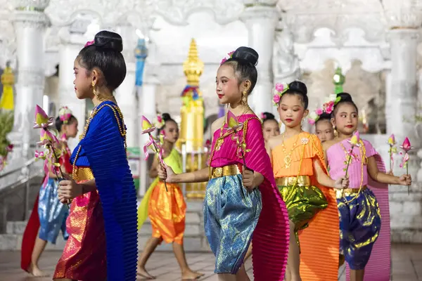 Tayland, Nan: 15 Kasım 2024 - Wat Ming Muang 'ın önünde geleneksel Tayland Dansı.  