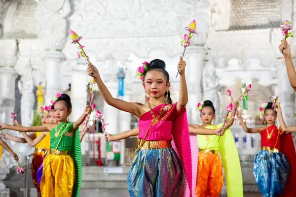 Tayland, Nan: 15 Kasım 2024 - Wat Ming Muang 'ın önünde geleneksel Tayland Dansı.  