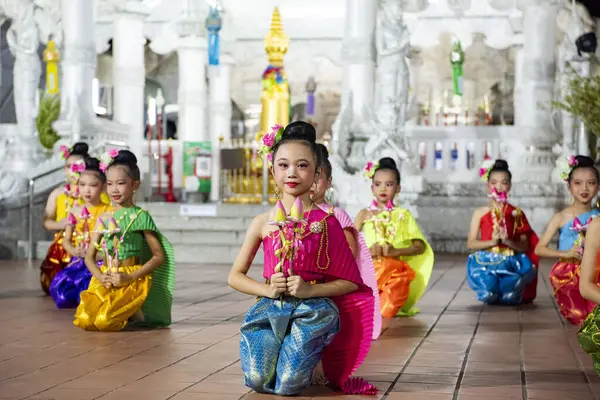 Tayland, Nan: 15 Kasım 2024 - Wat Ming Muang 'ın önünde geleneksel Tayland Dansı.  