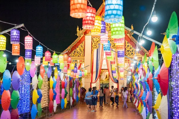 Tayland, Nan: 15 Kasım 2024 - Kuzey Tayland 'da Nan şehrindeki Wat Changkham Worawihan' da Loy Krathong dekorasyonu.  